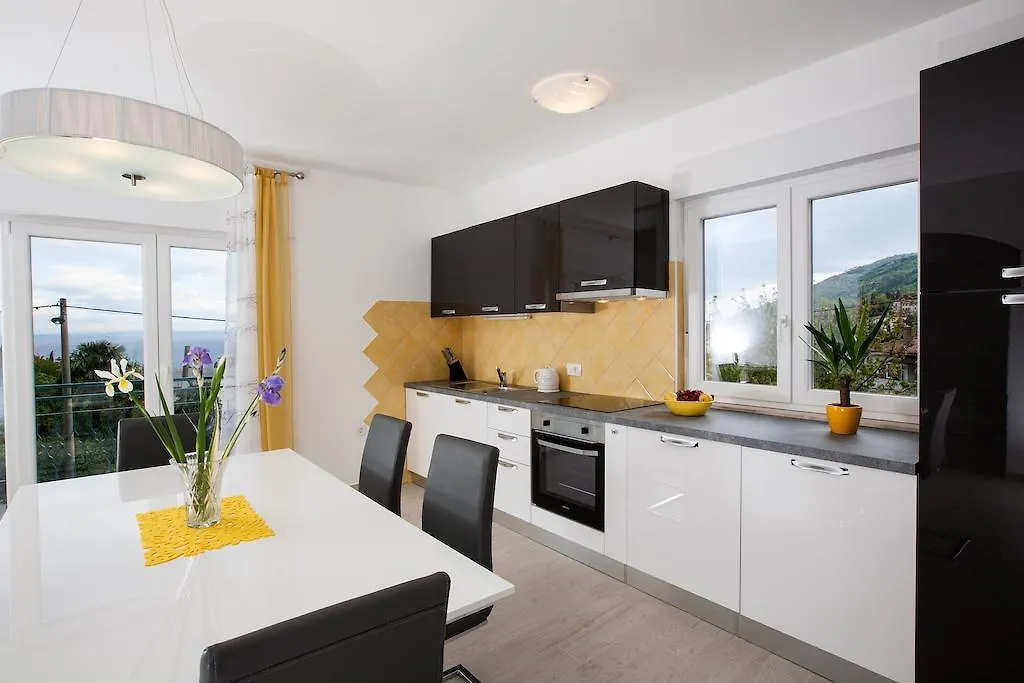 Apartment Pepi Lovran 0*,
