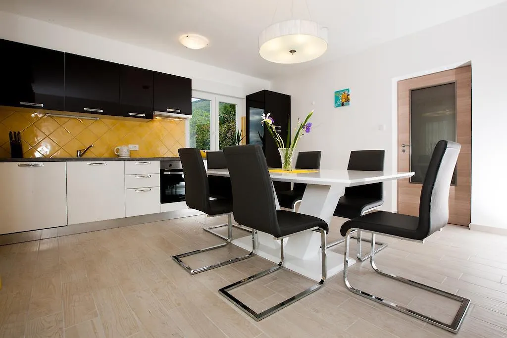 Apartment Pepi Lovran 0*,